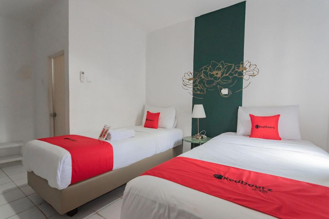 RedDoorz At Sani Guest House Balikpapan  Exterior foto