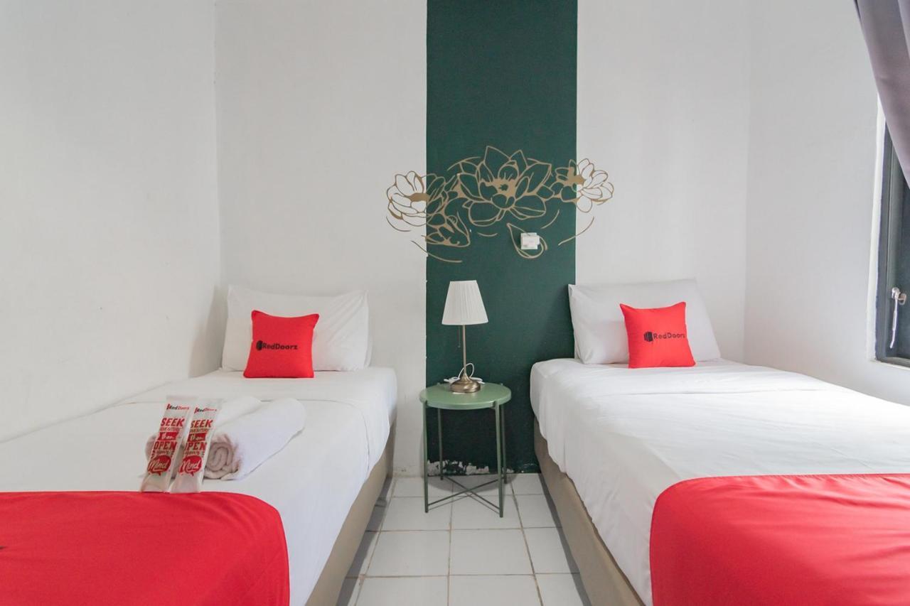 RedDoorz At Sani Guest House Balikpapan  Exterior foto